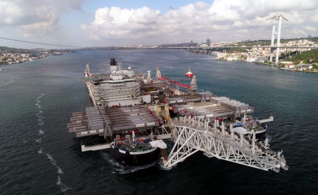 Dünyanın en büyük inşaat gemisi İstanbul Boğazı'ndan geçiyor