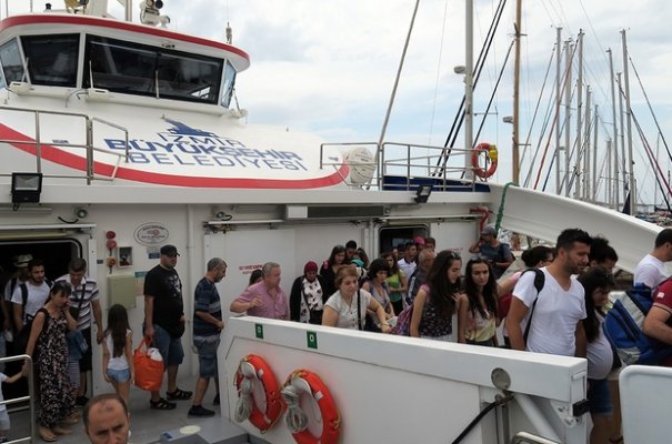 Foça'ya gemi ile ulaştılar