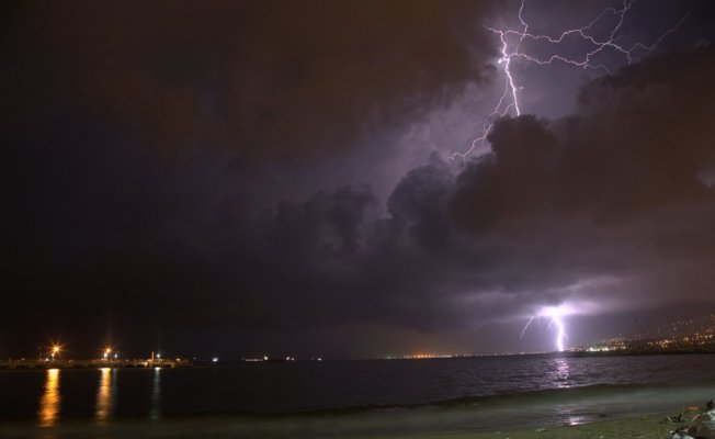İskenderun körfezinde çakan şimşekler kartpostallık görüntüler oluşturuyor.