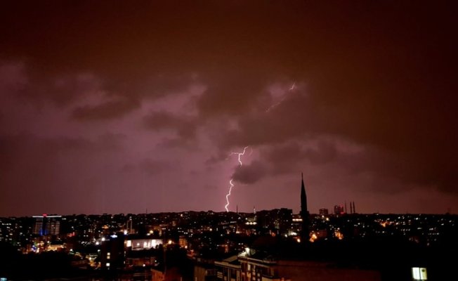 İstanbul’da gökyüzünü şimşekler aydınlattı