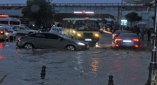 Meteorolojiden kuvvetli yağış uyarısı... Sel, su baskını, yıldırım düşmesi meydana gelebilir