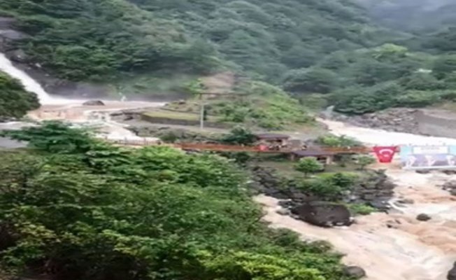 Rize'de şelale taştı, yol kapandı