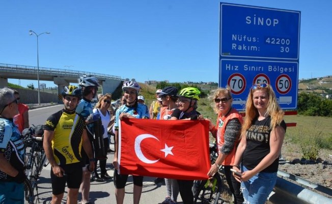 Türk bayrağı Sinoplu bisikletçilere emanet edildi