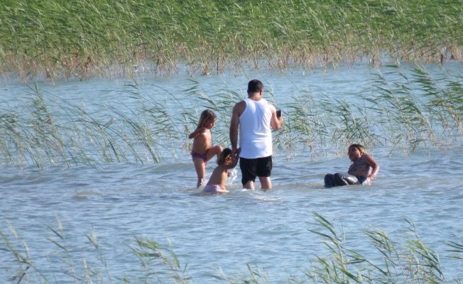 Beyşehir Gölü kıyılarında yüzme keyfi