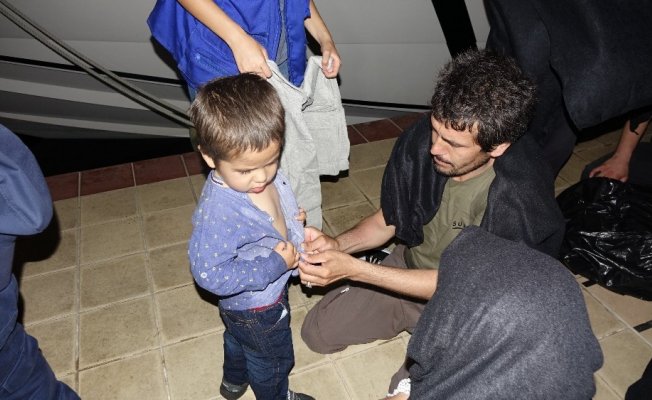 Botları su alan mültecileri sahil güvenlik kurtardı