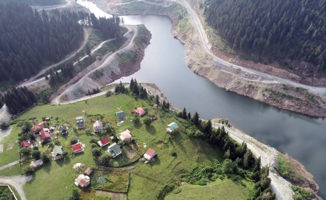 Etrafı ormanlarla çevrili gölet büyülüyor