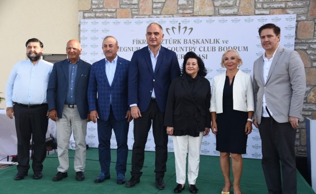 Golf sahasının açılış turnuvasında ödülleri Dışişleri Bakanı Çavuşoğlu ile Kültür ve Turizm Bakanı Ersoy verdi