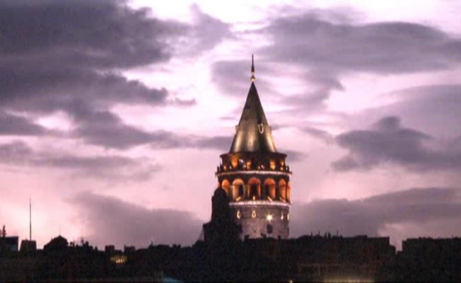 İstanbul’da şimşekler geceyi aydınlattı