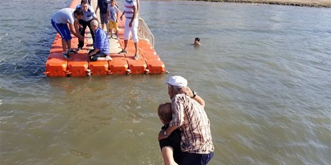 Sandalları batan 2 kişiyi deniz polisi kurtardı