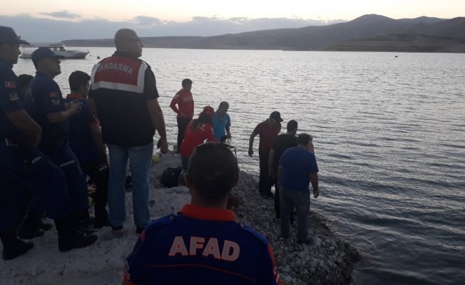 Serinlemek için baraj gölüne giren genç kayboldu
