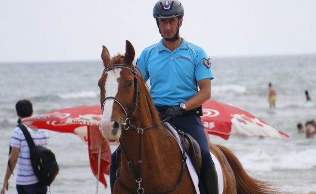 Şile sahillerinde atlı jandarmalar görevde