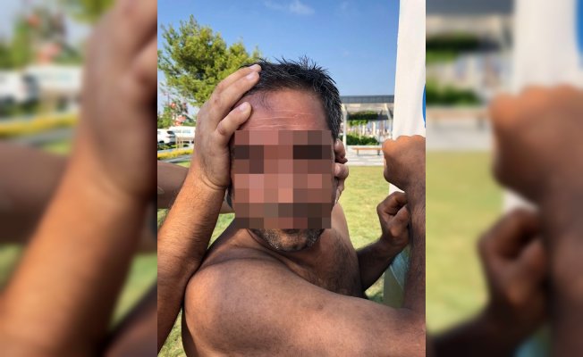 Telefonunda denize giren kadın fotoğraflarıyla yakalandı