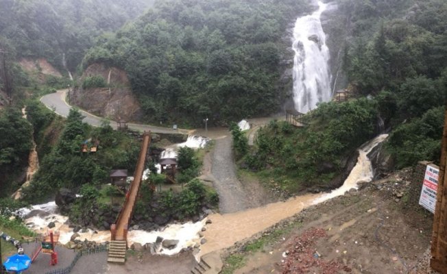 Turistik şelaleden aşırı yağış sonrası çamur aktı