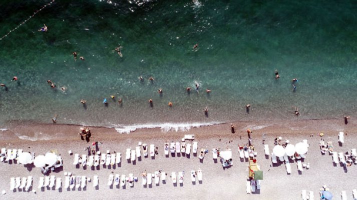 Van Gölü'nün mavi bayraklı plajına tatilci akını