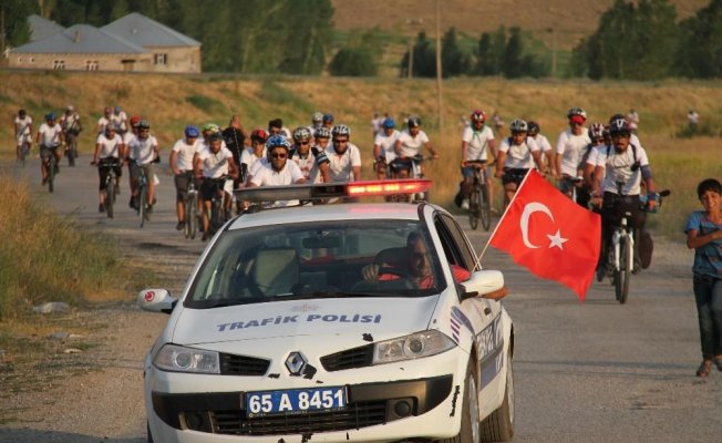 1. Ulusal Van Denizi’ni Pedallıyoruz, etkinliğine katılan sporcular Muradiye Şelalesi’nde kamp kurdu