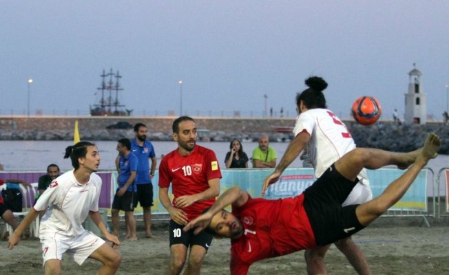 Alanya’da plaj futbolu heyecanı