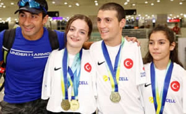 Avrupa Paralimpik Yüzme Şampiyonası'na katılan yüzücüler yurda döndü