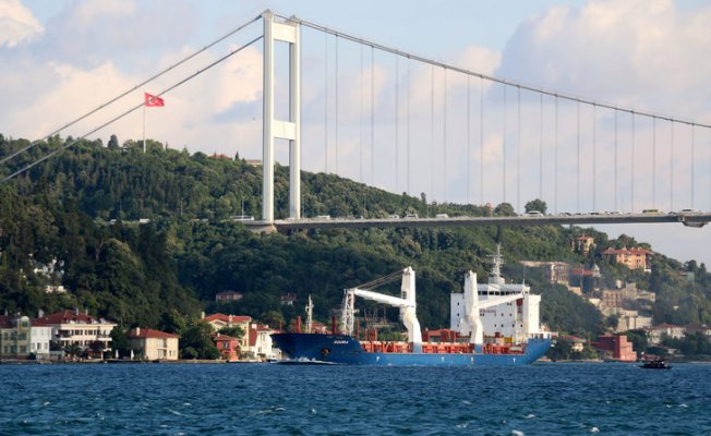 Boğaz'dan 6 yıl sonra Suriye gemisi geçti