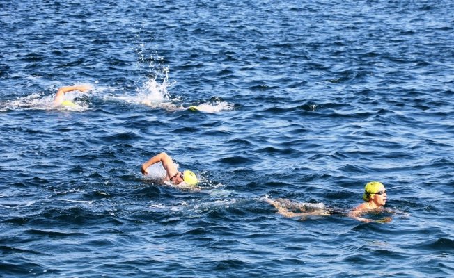 Boğazı yüzerek geçtiler