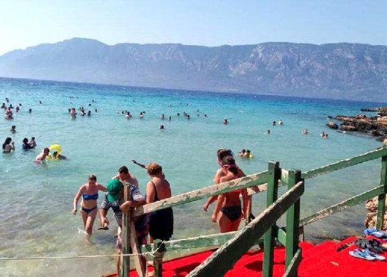 Bu Plaja Terlikle Girmek Yasak
