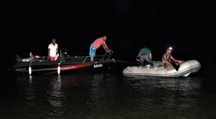 Burdur Gölü'nde mahsur kalan iki kişi kurtarıldı