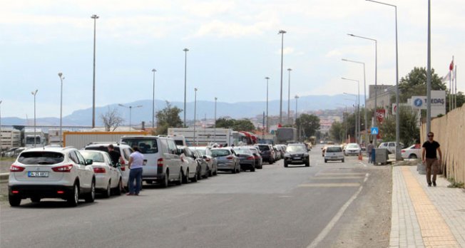 Çanakkale iskelelerinde 3 kilometrelik kuyruk oluştu
