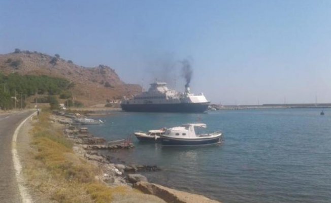Gökçeada'da feribot karaya oturdu; 170 yolcu tahliye edilmeyi bekliyor