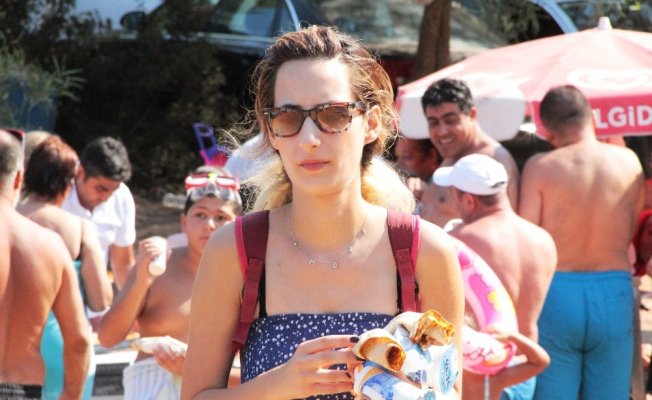 Hayırsever işadamı lüks yatı ile geldi, halk plajında lahmacun ayran dağıttı