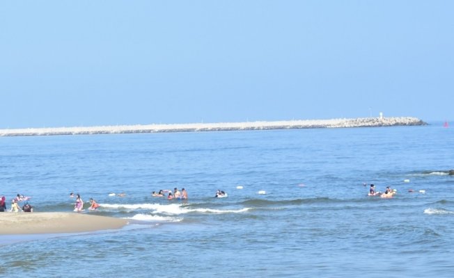 Karasu’da denize girme yasağı kalktı