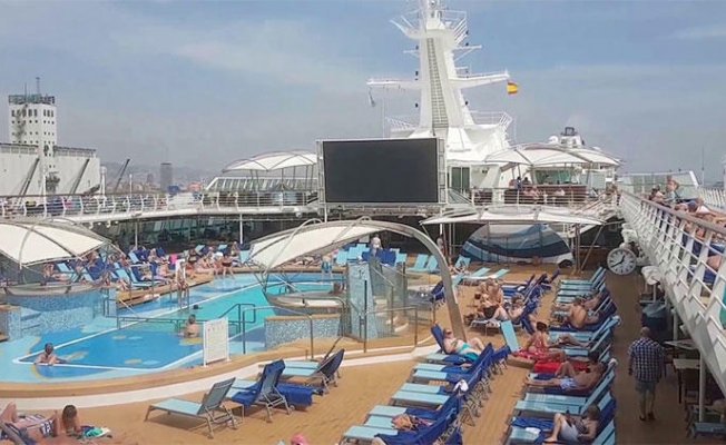 Kuşadası’nda gemiyle 3 bin turist geldi
