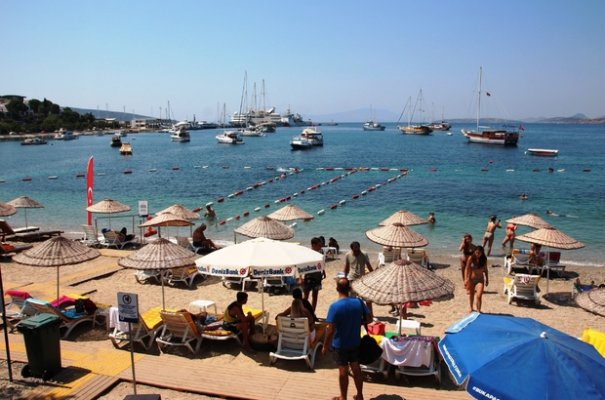 Lübnanlı turistler Bodrum'a gemi ile geldi