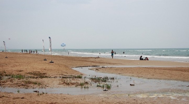 Manavgat'ta denize dökülen atık sular tatilcileri rahatsız ediyor