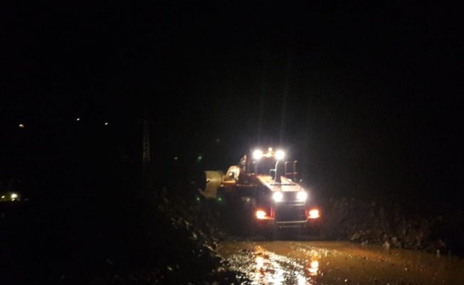 Rize-Çamlıhemşin karayolu şiddetli yağışlar sonucu oluşan sel ve heyelanlar nedeniyle ulaşıma kapandı