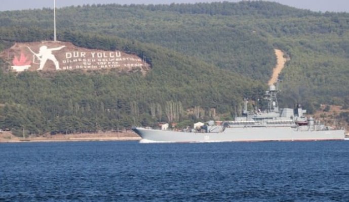 Rus askeri gemisi Çanakkale Boğazı'ndan geçti