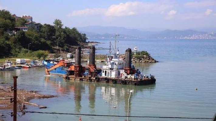 Selden etkilenen balıkçı barınağı gemiyle temizleniyor