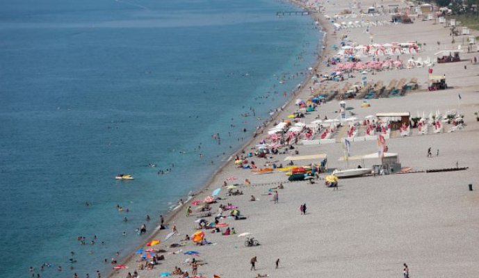 Tatilciler kirletti,gönüllüler temizledi