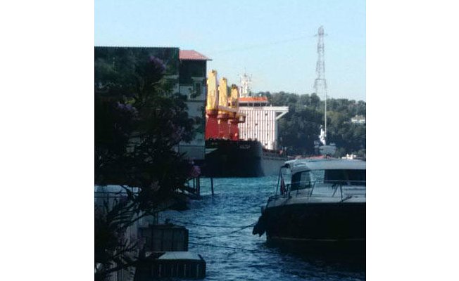 Yalılara doğru sürüklenen gemi son anda durdu