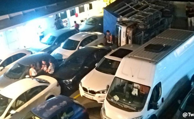 Yalova-Yenikapı seferini yapan feribotta kamyon devrildi