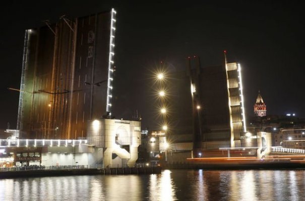 Yeni Galata Köprüsü Bir Süre Trafiğe Kapatıldı