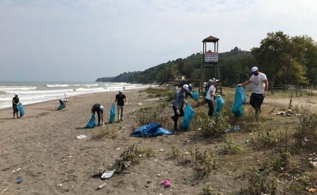Ak gençlik plajları temizledi