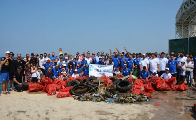 Aliağa’da şenlik havasında deniz temizliği