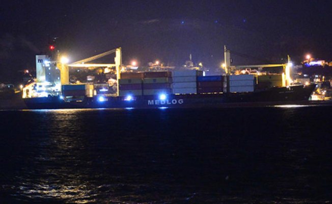 Dev gemi boğazda sürüklendi