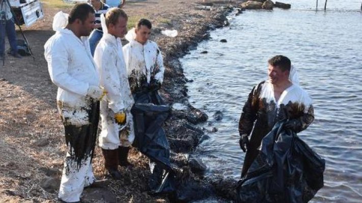 Foça&#039;da denize sızan akaryakıtın yüzde 80&#039;i temizlendi