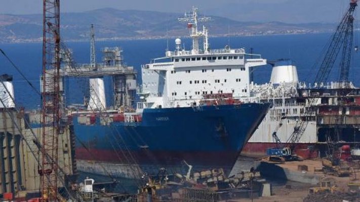 Foça'da denize yakıt bırakan gemiyle ilgili soruşturma sürüyor