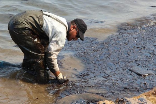 Foça'yı kirleten geminin 18 Hint mürettebatı yurt dışına çıkmış