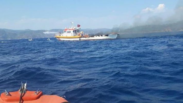 Luckky isimli lüks yat, Muğla'da alev alev yandı