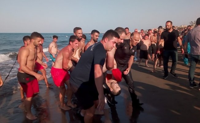 Samsun’da denize giren 4 arkadaş boğulma tehlikesi geçirdi