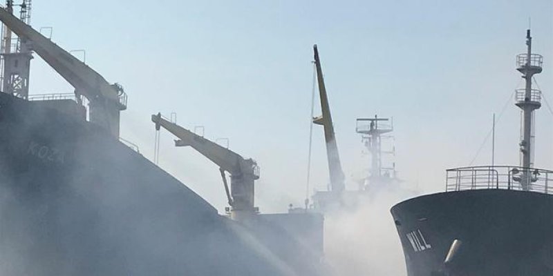 Söküme getirilen gemi, için için yanıyor