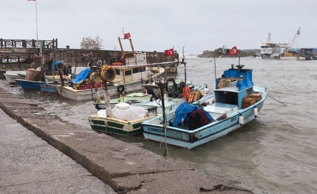 Batı Karadenizde dev dalgalar mendireği aştı