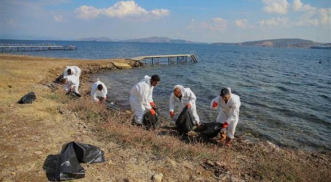 Foça'da kirlilik tamamen temizlendi